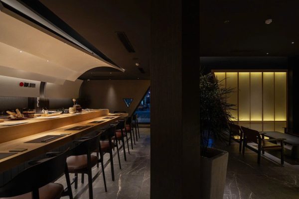 Bố tr&iacute; nội thất trong nh&agrave; h&agrave;ng Minimal Luxury